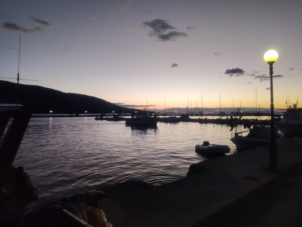 Der Hafen von Plataria in der Abenddämmerung