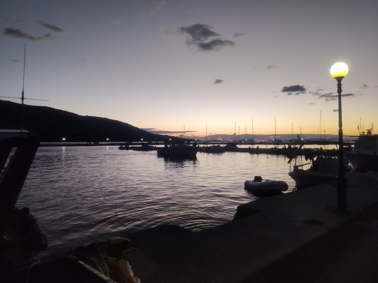Der Hafen von Plataria in der Abenddämmerung
