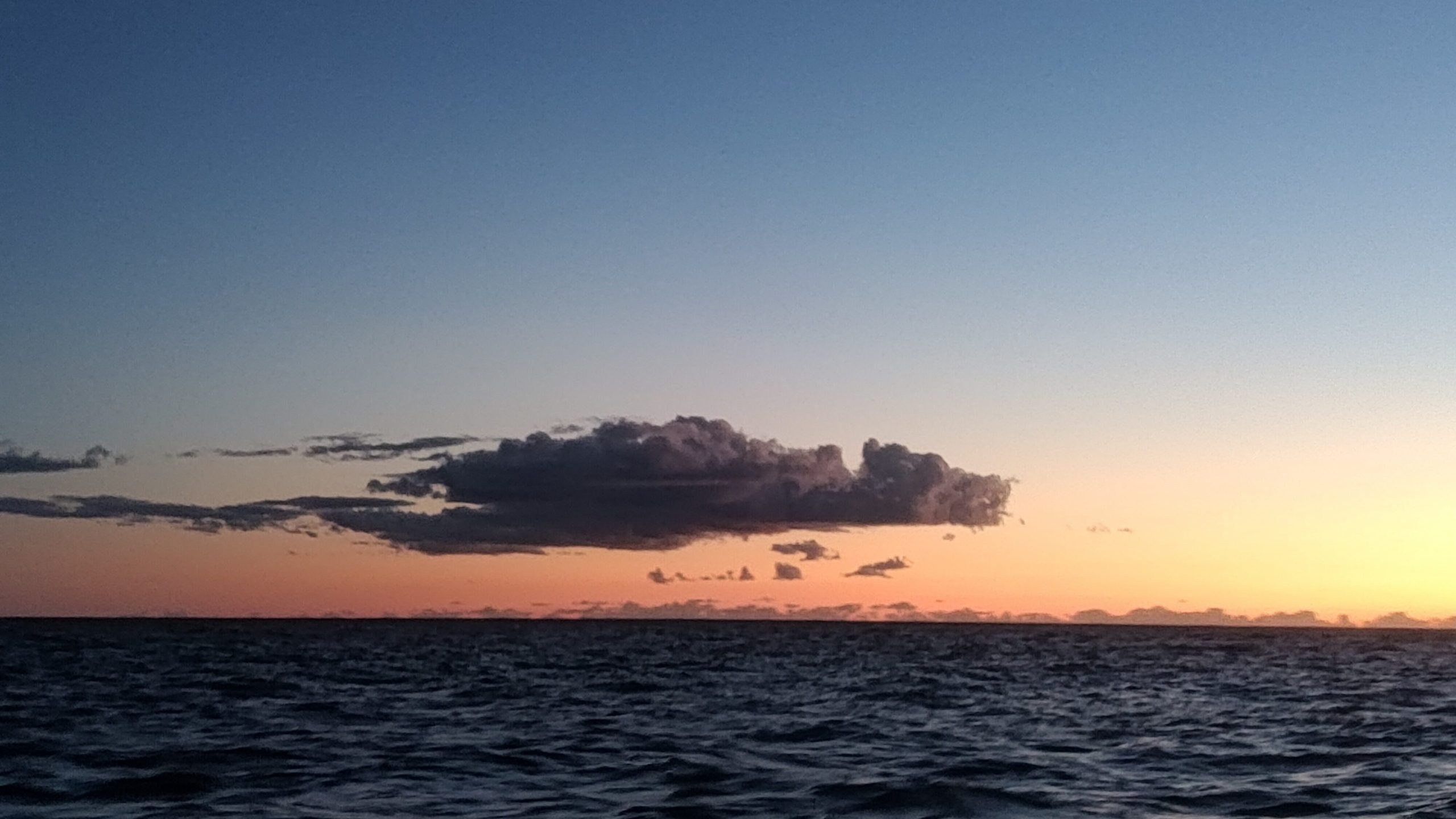 Eine Wolke, deren Form an den Glücksdrachen "Fuchur" aus der "unendlichen Geschichte" erinnert