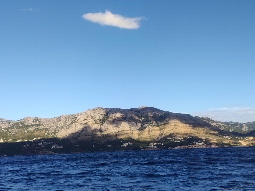 Sonnenschein und Wolkenschatten auf dem montenegrinischen Küstengebirge