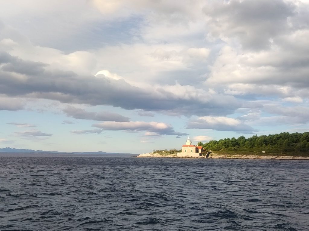 Der Leuchtturm von Sucuraj im frühen Morgenlicht