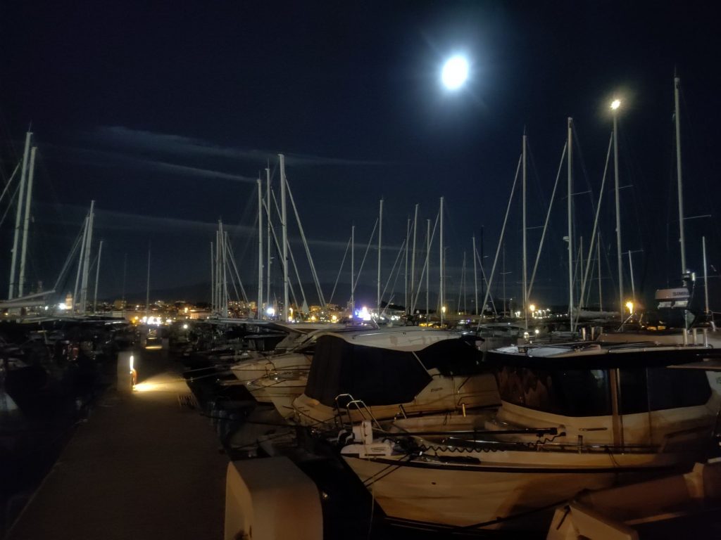 Blick auf den nächtlichen Hafen von Split, am Himmel steht der Vollmond