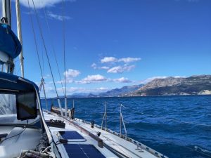 Segelboot unter blauem Himmel