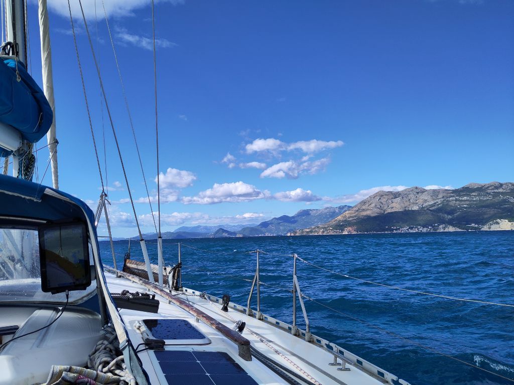 Segelboot unter blauem Himmel
